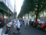 Shibuya - des ecoliers partent et des salarymen arrivent